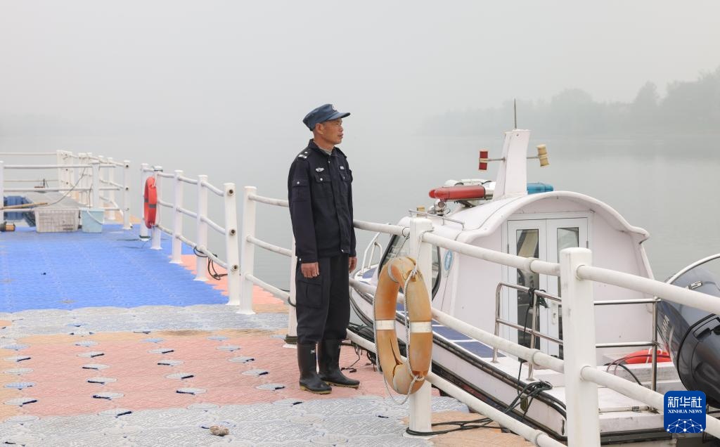 从退捕渔民到“江豚奶爸” ：用心守护水中精灵