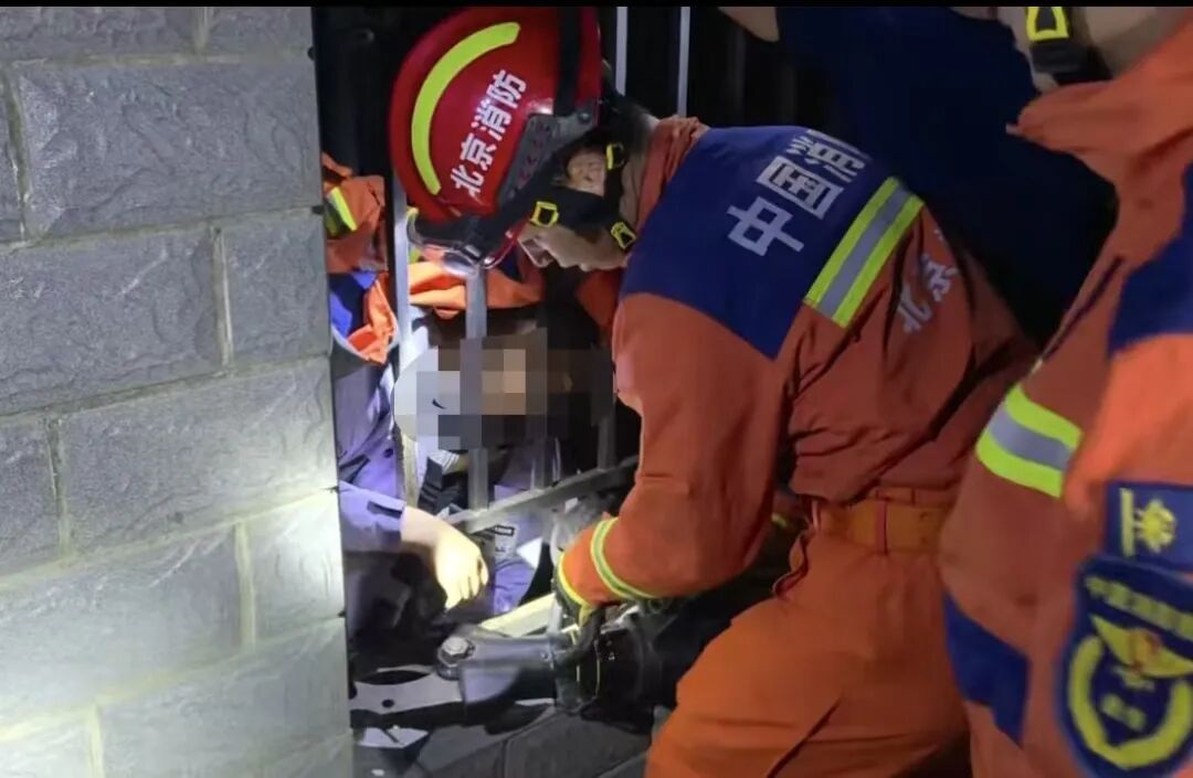 猫主人为救猫不慎被困 消防紧急处置助脱困