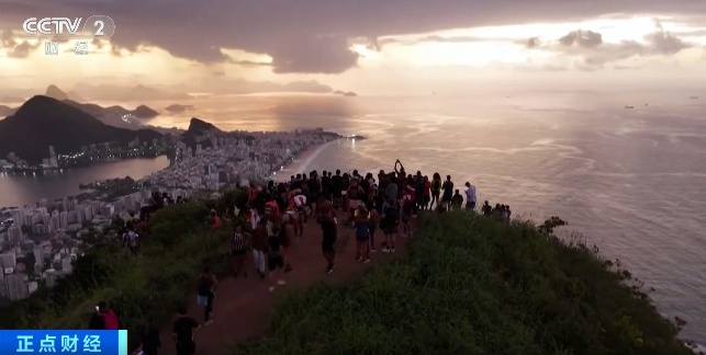 激烈交火！巴西爆发枪战，200多名游客被困山顶