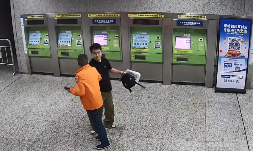 这个辅警好样的！陪家人逛街“顺手”抓了个贼