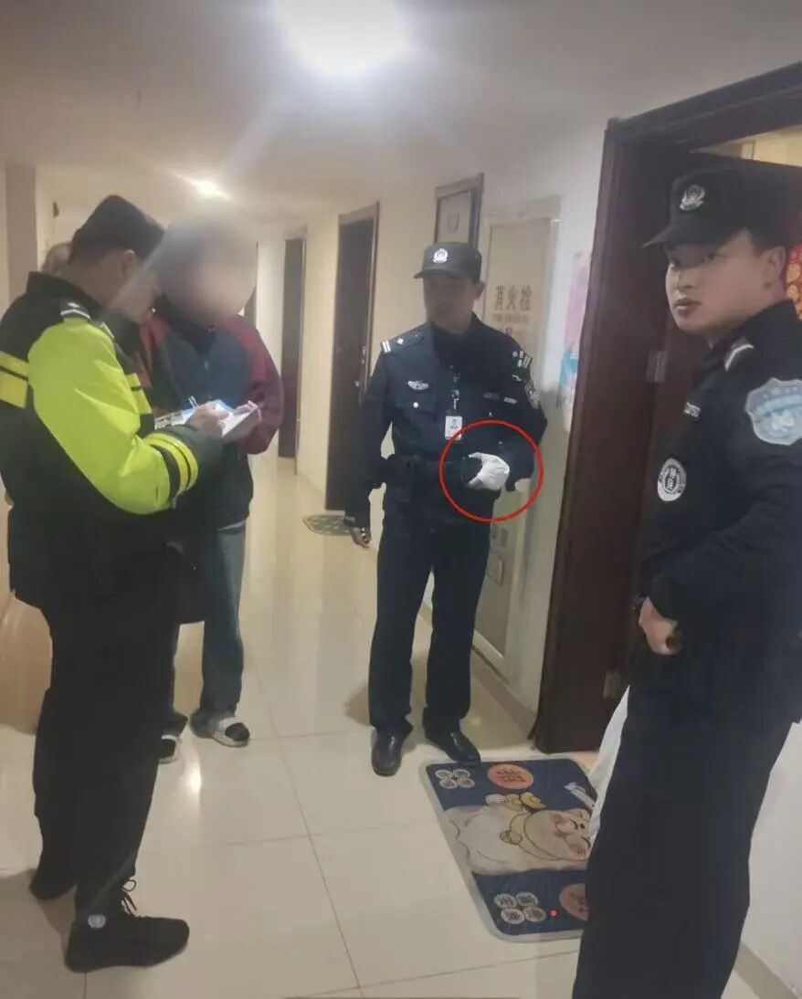 事发杭州！一小车意外坠河，杭州民警徒手砸开玻璃救出被困男子