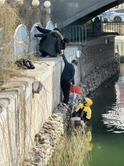 订单已超时？请稍等……您的外卖小哥，正在冰河里救人