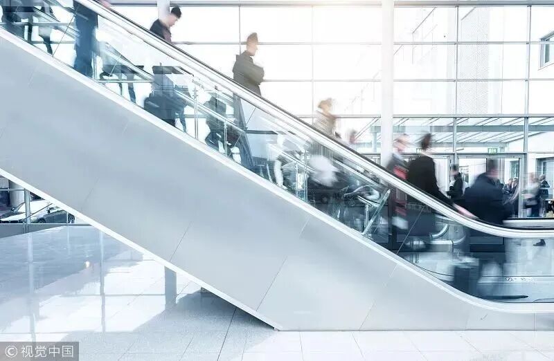 上海地铁站内，这个“高素质”习惯爆发冲突！上海已叫停多年！很多人改不过来...