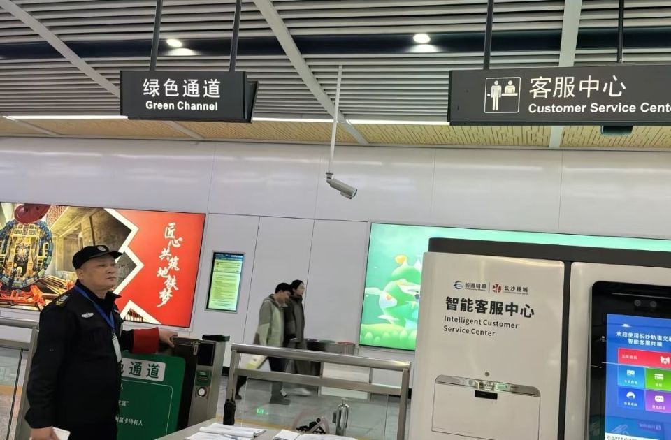 “被拒绝了很多次，直到问了地铁大爷”，江西女士点赞长沙地铁暖心服务引发共鸣