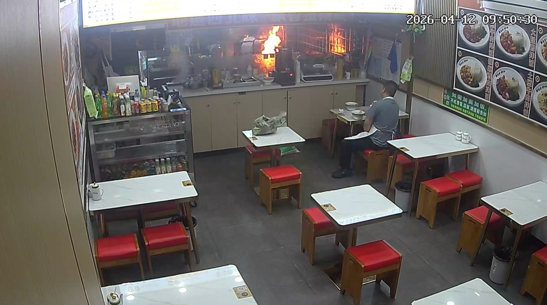 店内起火，险失控……谁把火灭了？