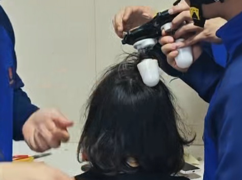 在家放松小心你的头发，不然可能也会这样走进消防救援站