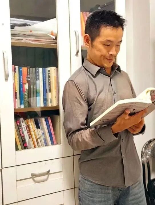 他舍不得吃、舍不得穿，却花2000多元买下一个书柜……