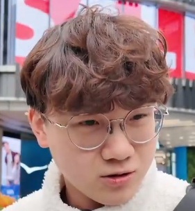 上海地铁站内，这个“高素质”习惯爆发冲突！上海已叫停多年！很多人改不过来...