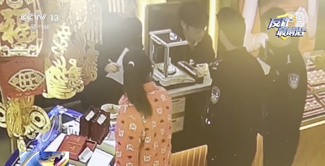 女子买12万元黄金首饰，店员发觉不对劲，立即报警！