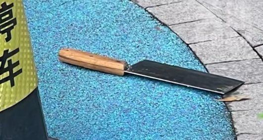 一小区菜刀从天而降，坠落儿童游乐区，警方通报→