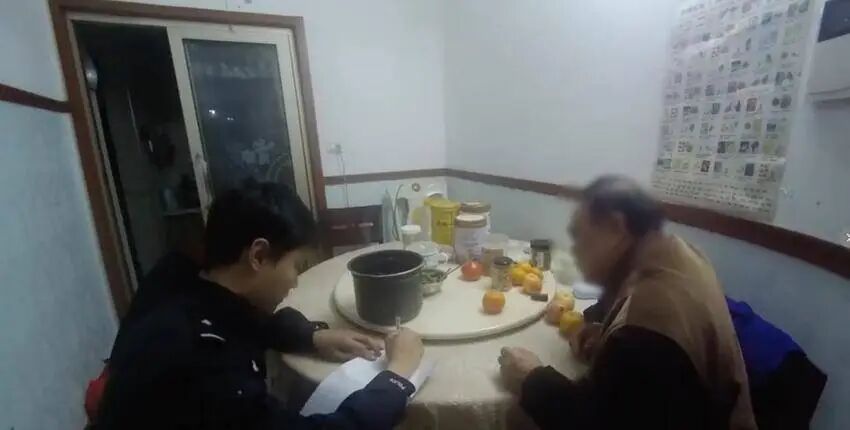 紧急拦截！民警争分夺秒追回老人被骗黄金手镯