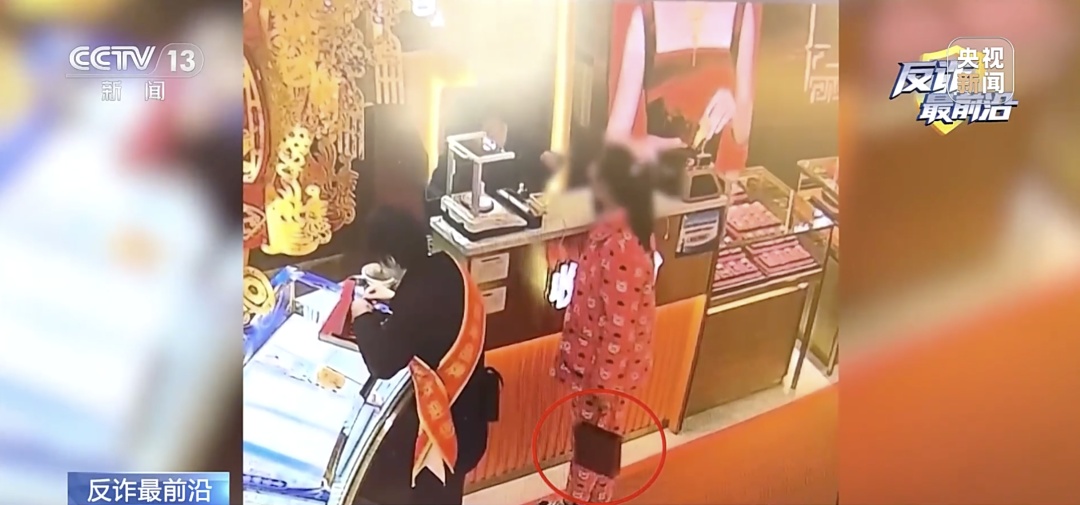 女子买12万元黄金首饰，店员发觉不对劲，立即报警！