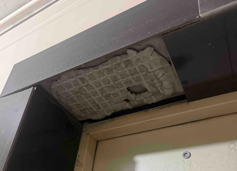 西安一小区电梯间瓷砖掉落，砸伤6岁女童！物业回应