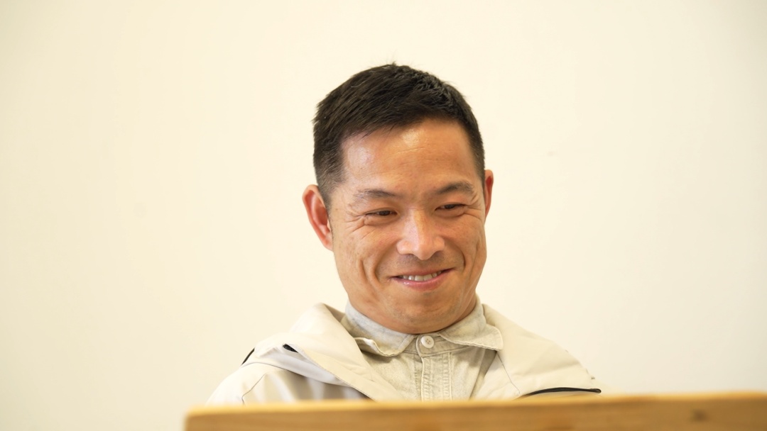 他舍不得吃、舍不得穿，却花2000多元买下一个书柜……