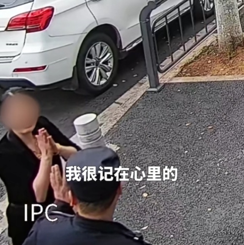 “我第一面锦旗诶！”新警小哥把锦旗当“小披风”，乐成“星星眼”