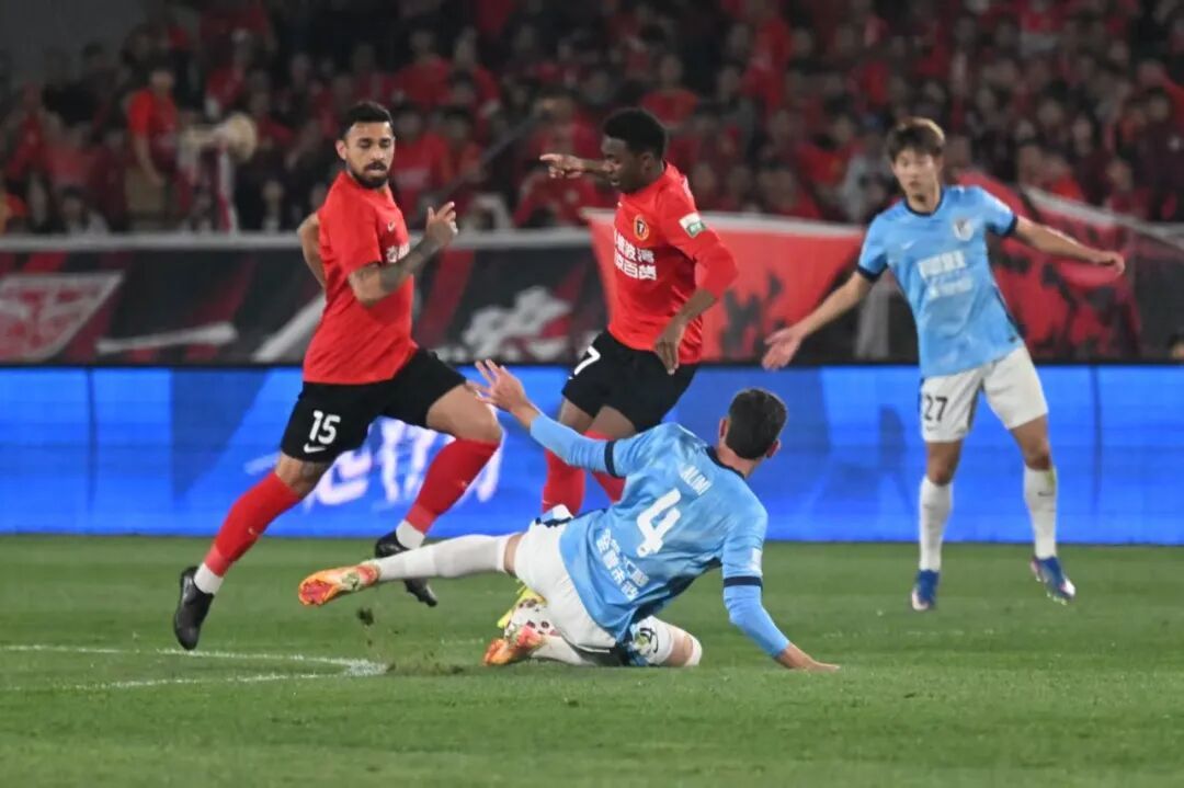 大连英博队赢下“辽宁德比”