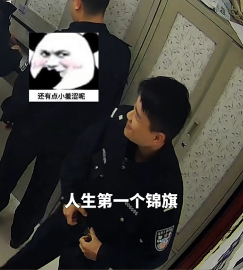 “我第一面锦旗诶！”新警小哥把锦旗当“小披风”，乐成“星星眼”