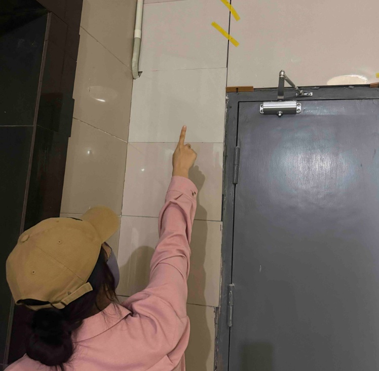 西安一小区电梯间瓷砖掉落，砸伤6岁女童！物业回应