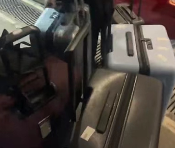 这个忙不能帮！警方通报“女子在机场被陌生人求带行李箱”