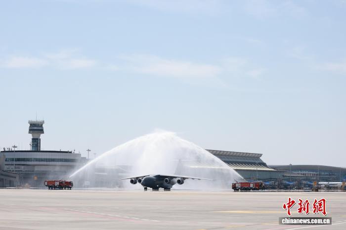 沈阳迎英烈：九旬老兵吹响号角接战友回家