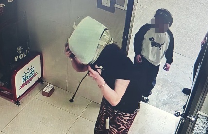 在家放松小心你的头发，不然可能也会这样走进消防救援站