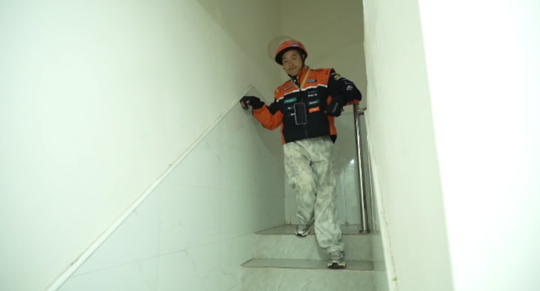 他舍不得吃、舍不得穿，却花2000多元买下一个书柜……