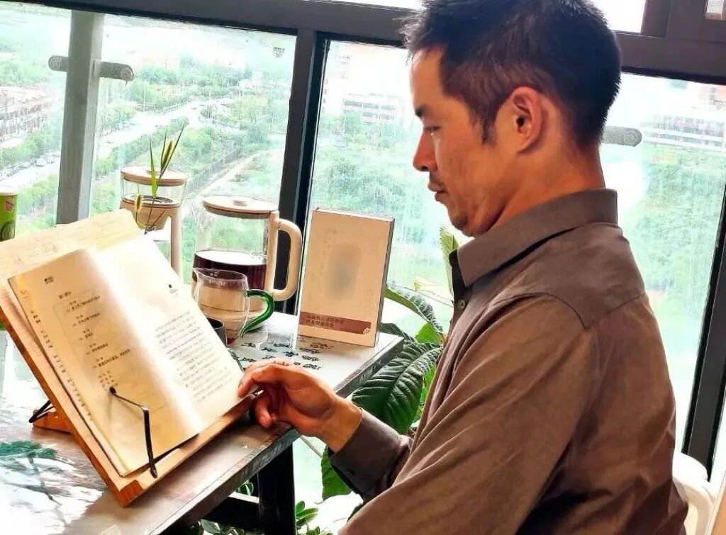 他舍不得吃、舍不得穿，却花2000多元买下一个书柜……