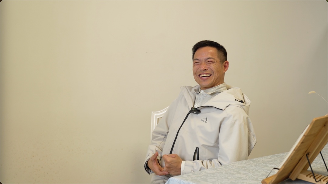 他舍不得吃、舍不得穿，却花2000多元买下一个书柜……