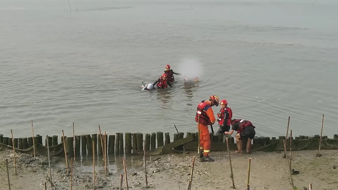 三人凌晨赶海太忘我，回头一看，危险！
