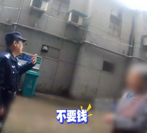 将牵挂“存档”！送迷路婆婆回家后，民警拍下一张特殊“备忘照”