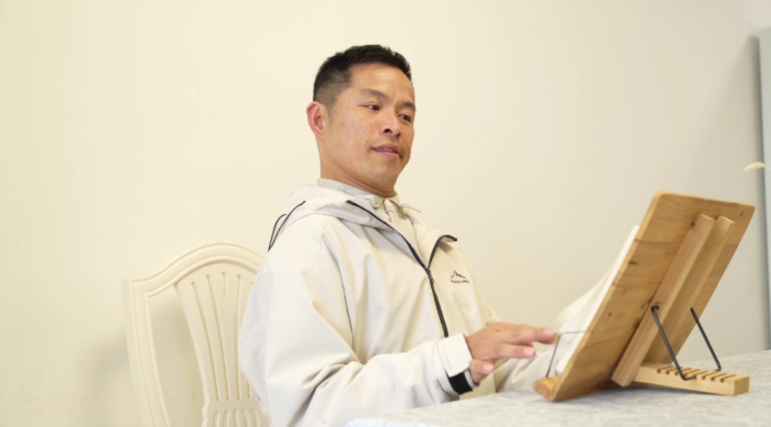 他舍不得吃、舍不得穿，却花2000多元买下一个书柜……