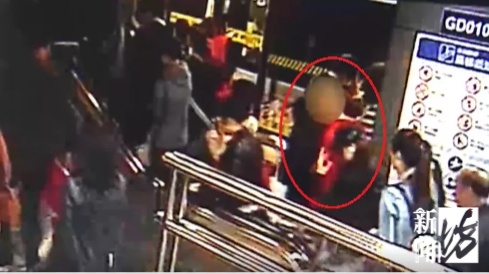 上海地铁站内，这个“高素质”习惯爆发冲突！上海已叫停多年！很多人改不过来...