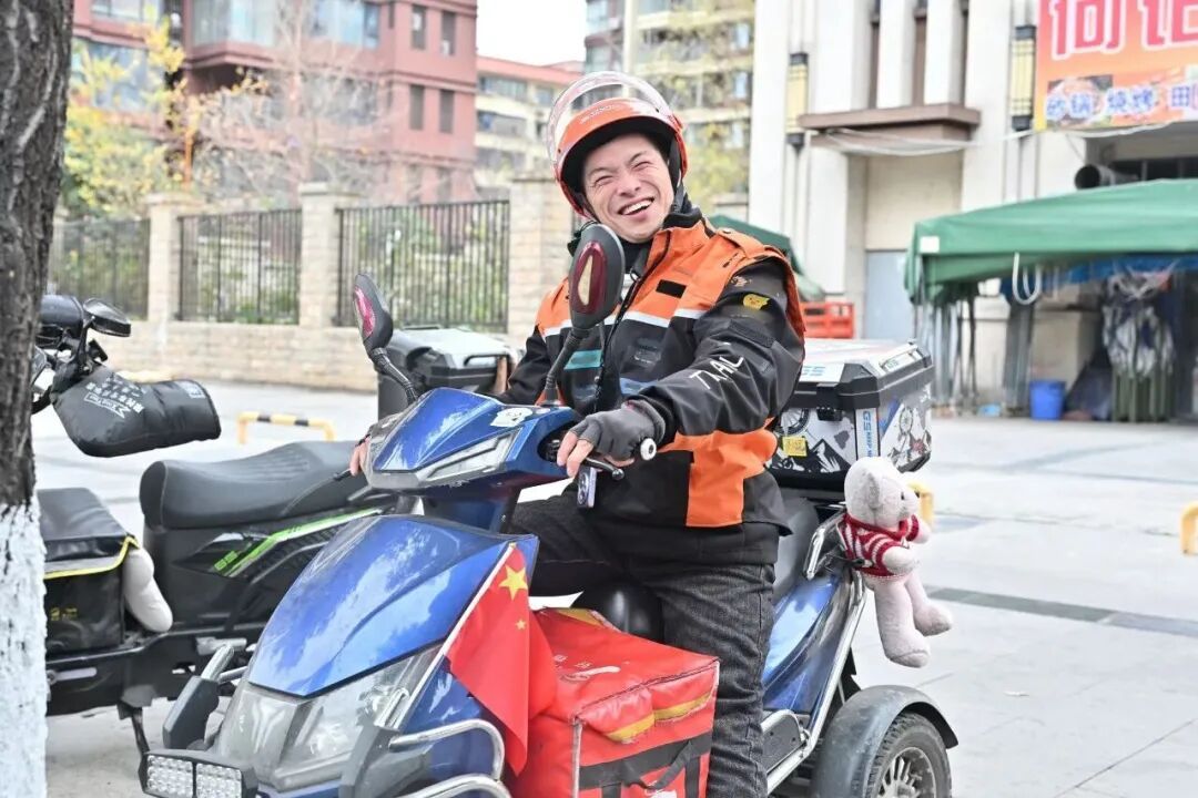 他舍不得吃、舍不得穿，却花2000多元买下一个书柜……