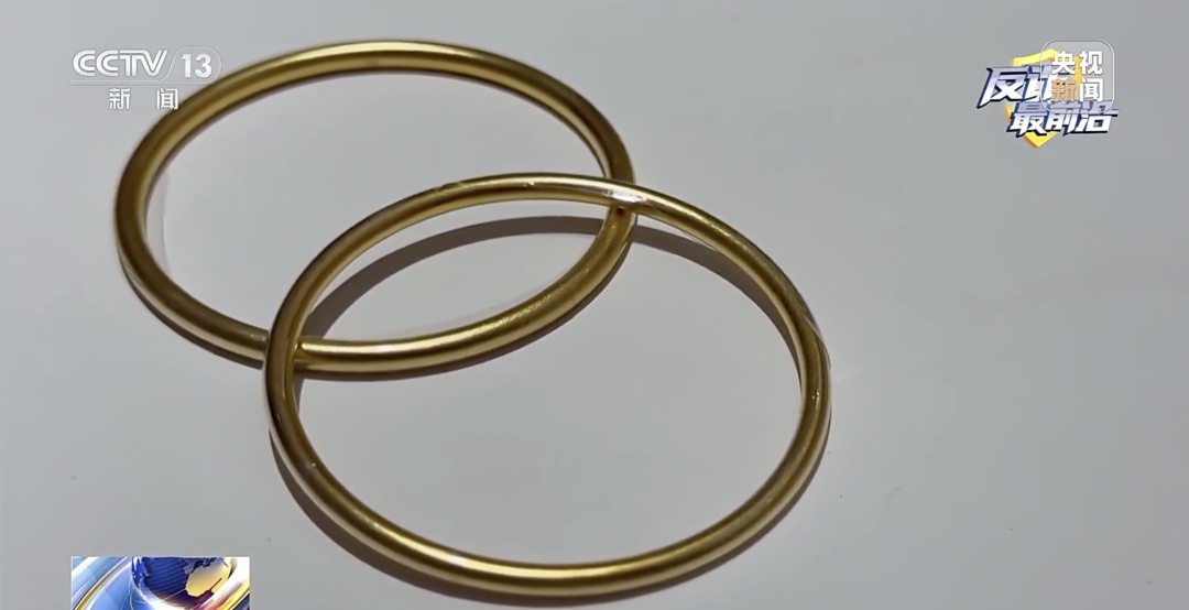 女子买12万元黄金首饰，店员发觉不对劲，立即报警！