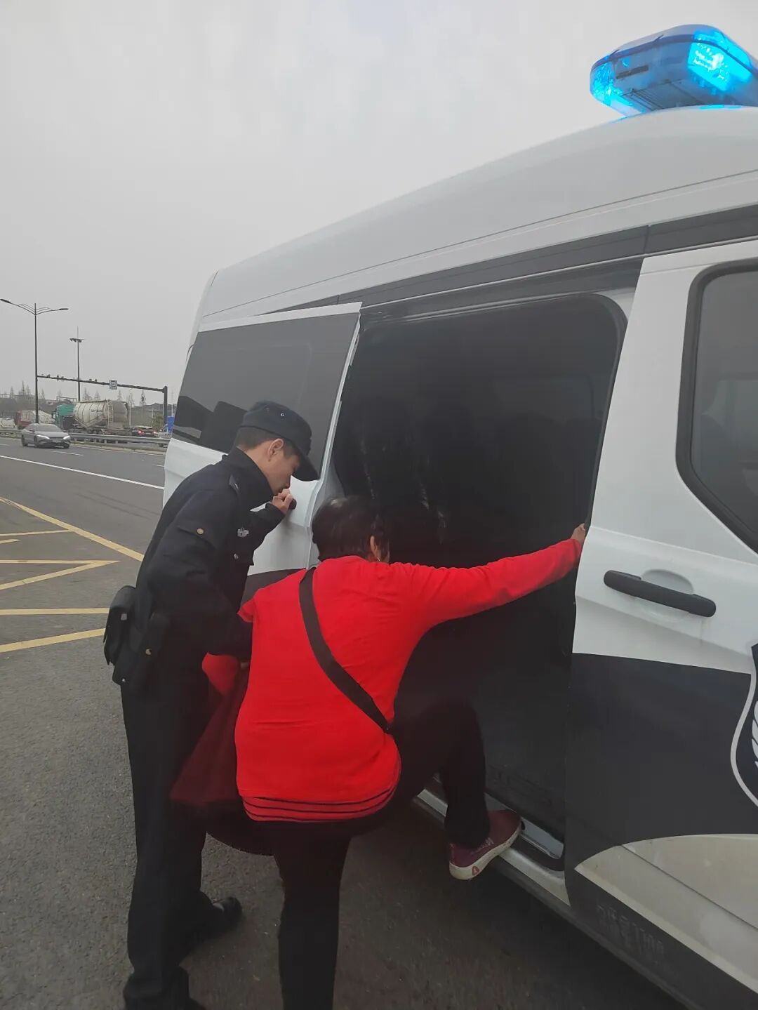 危险！老人误入海宁一高架桥，无人机和警员都出动了……