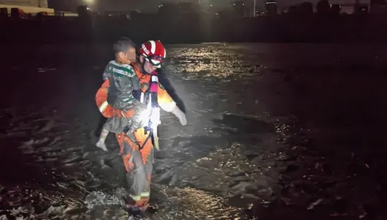 三人凌晨赶海太忘我，回头一看，危险！