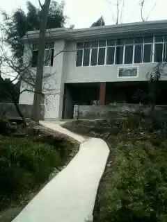 他舍不得吃、舍不得穿，却花2000多元买下一个书柜……