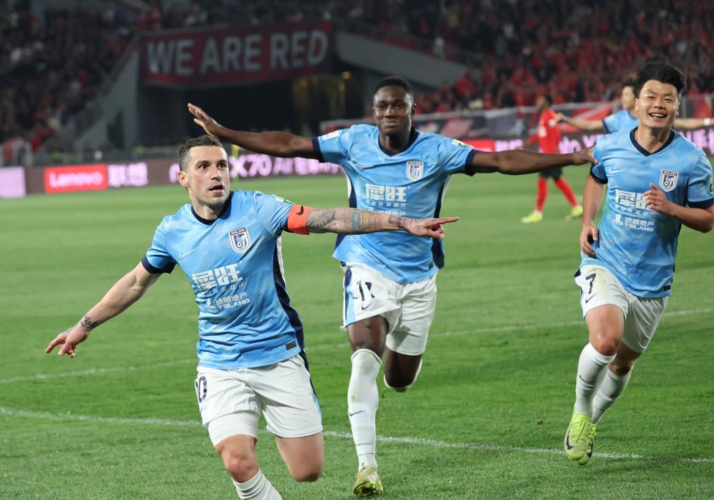 中超综合：成都蓉城强势领跑 “辽宁德比”大连获胜