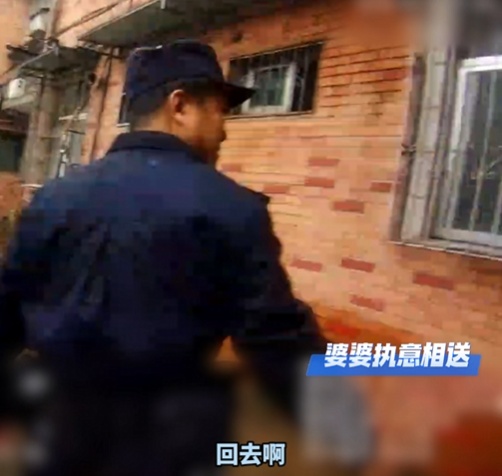 将牵挂“存档”！送迷路婆婆回家后，民警拍下一张特殊“备忘照”