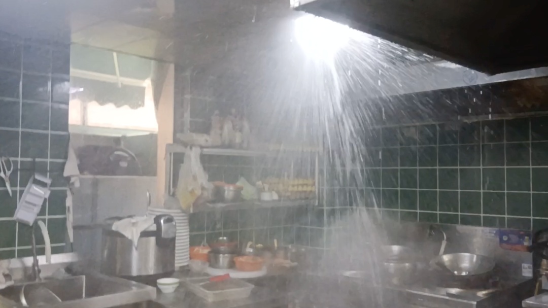 店内起火，险失控……谁把火灭了？