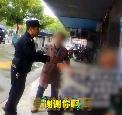 将牵挂“存档”！送迷路婆婆回家后，民警拍下一张特殊“备忘照”