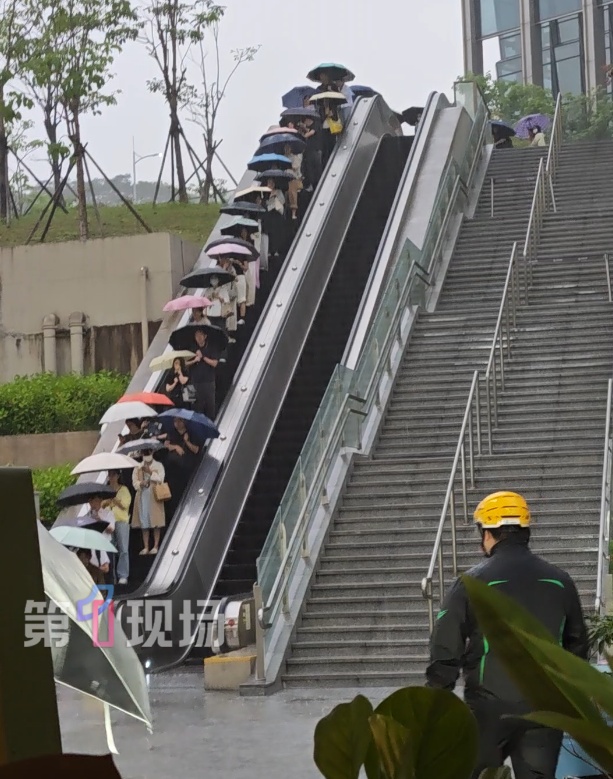 暴雨黄色预警生效！全市进入暴雨戒备状态！下班注意安全！