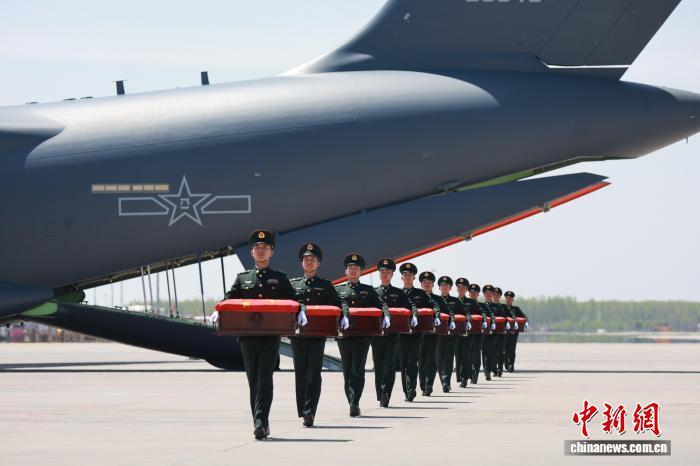 沈阳迎英烈：九旬老兵吹响号角接战友回家