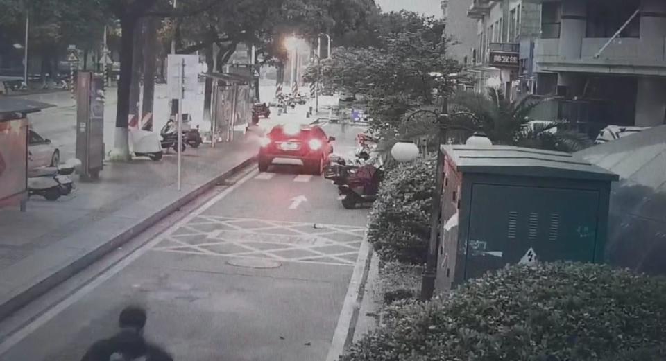 私家车凌晨冲进医院，二胎妈妈在后座临盆，医护上演惊心动魄的生命守护