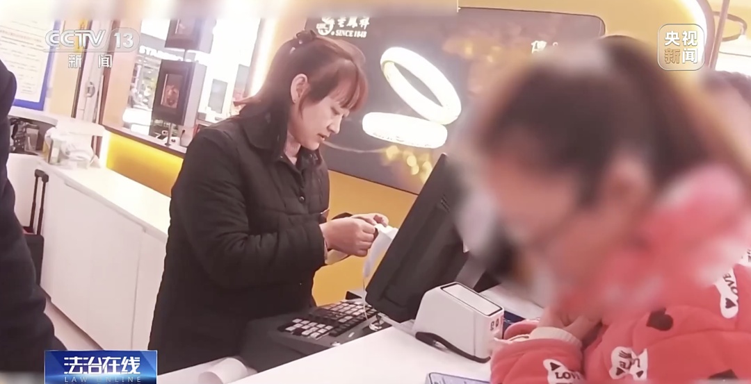 女子买12万元黄金首饰，店员发觉不对劲，立即报警！