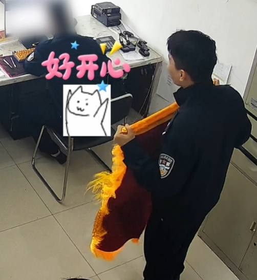 “我第一面锦旗诶！”新警小哥把锦旗当“小披风”，乐成“星星眼”