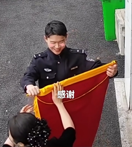 “我第一面锦旗诶！”新警小哥把锦旗当“小披风”，乐成“星星眼”