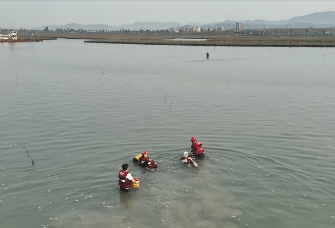 三人凌晨赶海太忘我，回头一看，危险！