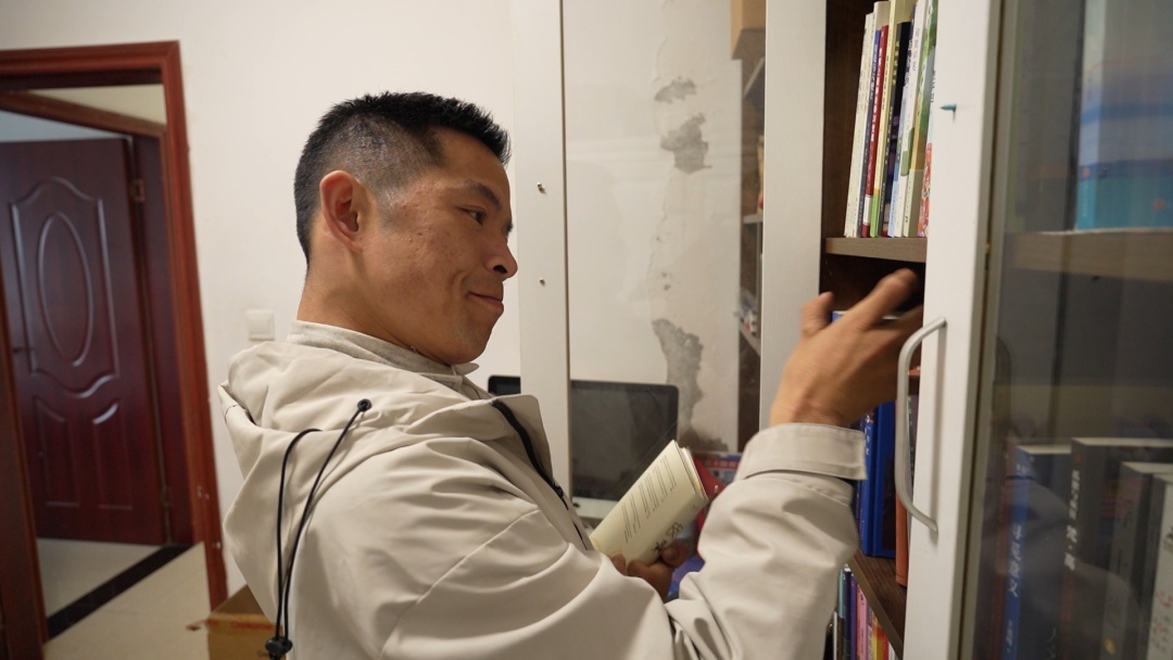 他舍不得吃、舍不得穿，却花2000多元买下一个书柜……