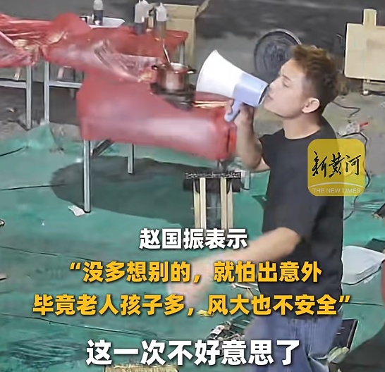 老板霸气喊话：“所有朋友不用结账，直接可以走了！”